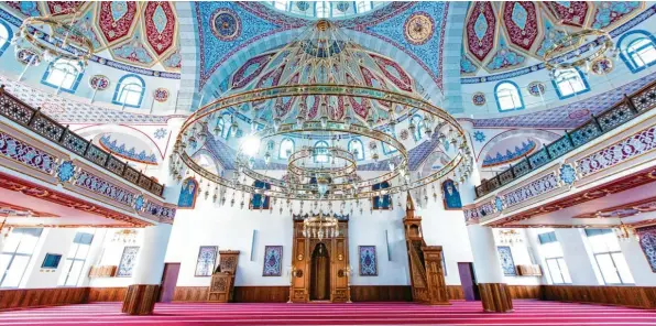  ?? Foto: Marcel Kusch, dpa ?? Der Innenraum der Ditib-Merkez-Moschee im Duisburger Stadtteil Marxloh: Missliebig­e Vorstände lokaler Mitgliedsv­ereine kann der Verband einfach absetzen.