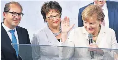  ?? FOTO: DPA ?? Alexander Dobrindt, Brigitte Zypries und Angela Merkel (v.l.) bestaunen beim Digitalgip­fel eine Glasfläche, auf die ein Bild projiziert wird.