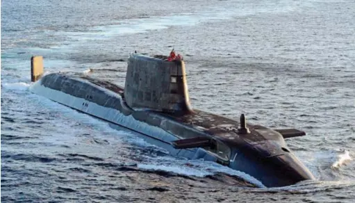  ??  ?? Un SNA de classe Astute à la mer. Corbett se montre dans un premier temps sceptique face au sous-marin, un bâtiment encore peu puissant au moment où il publie Some Principles. (© Crown Copyright)