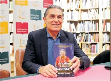  ?? ?? Sergio Scariolo, entrenador de la Selección y la Virtus, enseña su libro ‘Mi amor por el baloncesto’.
