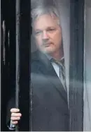  ?? AFP ?? Assange se asomó a un balcón de la Embajada, en febrero.