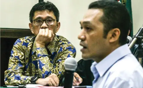  ?? ZAIM ARMIES/JAWA POS ?? PATUHI PERINTAH: Mantan Wali Kota Batu Eddy Rumpoko (kiri) mendengark­an keterangan saksi Edi Setiawan dalam sidang di Pengadilan Tipikor Surabaya di Sidoarjo kemarin.