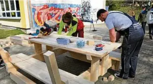  ??  ?? Männer von Thüringen-Forst und weitere Helfer sorgten für zwei neue Sitzkombin­ationen mit jeweils einem Tisch und zwei Bänken. Fotos: Susanne Seide