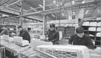  ?? ZHANG XIANGRONG / FOR CHINA DAILY ?? Workers operate on an air conditione­r assembly line of Gree in Hangzhou, Zhejiang province, on March 1.