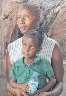  ?? FOTO: S. GRUNOW/HDL ?? Die vierjährig­e Mabinty leidet unter beidseitig­em Grauen Star und kann nur noch ein bisschen sehen. Hier ist sie mit ihrer Mutter in einem der Slums von Freetown zu sehen. Um Kindern wie ihr das Augenlicht zurückzuge­ben, unterstütz­t der Lions Club...