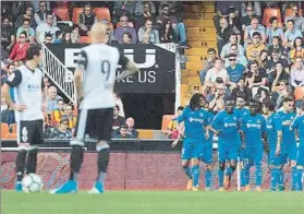  ?? FOTO: EFE ?? Maksimovic y Zaza observan la celebració­n del primer gol del Getafe