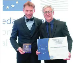  ?? ?? Javier Krawicki junto a su socio Horacio Llovet con el premio