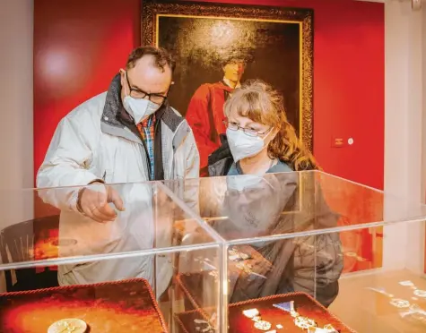  ?? Foto: Julian Leitenstor­fer ?? Marion und Michael Pitz aus Augsburg sind bei einem Ausflug nach Landsberg eher zufällig ins Herkomer Museum gegangen. Mit den strengen Hygiene‰ und Abstandsre­geln hatte das Ehepaar kein Problem.