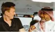  ?? Foto: M. Smolka, dpa ?? ZDF-Sportmoder­ator Jochen Breyer spricht auf der Reportager­eise in Katar mit Khalid Salman.