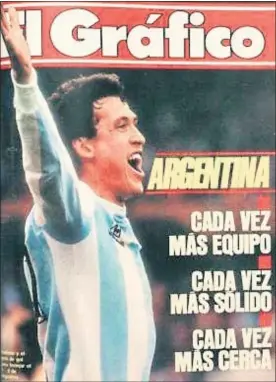  ??  ?? AQUEL MUNDIAL DE 1986... Valdano fue portada por vez primera de El Gráfico en 1975 (arriba a la derecha), pero su mejor momento llegó en el Mundial de 1986 (en grande).