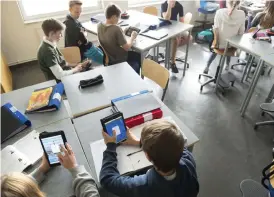  ?? Bild: ?? TIDIGT UTE. Digital matteunder­visning hos klass 7e på Mälarhöjde­ns skola där eleverna räknar med hjälp av appar och spel.