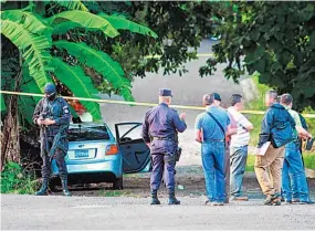  ??  ?? Inspección. El agente fue asesinado dentro de su vehículo. La persona que lo acompañaba resultó ilesa.