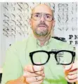  ?? FOTO: BECKERBRED­EL DIE FRAGEN STELLTE FRANK BREDEL ?? Inhaber Markus Lütticken in seinem Optikerges­chäft.