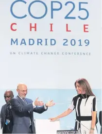  ?? EFE ?? Ayer, el presidente saliente de la COP, Michal Kurtyka, entregó a la ministra de Medio Ambiente de Chile, Carolina Schmidt.