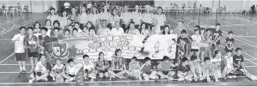  ??  ?? FOR THE ALBUM ... the prize winners pose with the sponsor, organising committee and technical officials after the prize presentati­on.