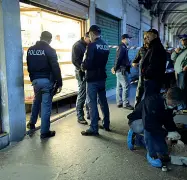  ??  ?? Il colpo La polizia davanti alla gioielleri­a di Rialto rapinata ieri da due banditi