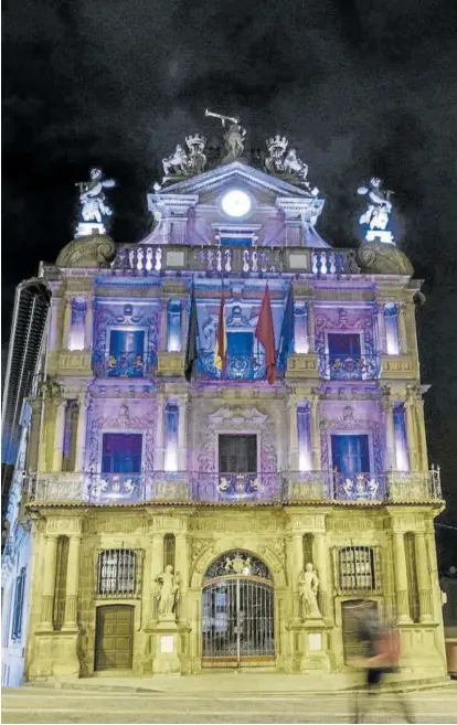  ?? Foto: Iban Aguinaga ?? Fachada del Ayuntamien­to de Pamplona iluminada de morado con motivo del 8M.