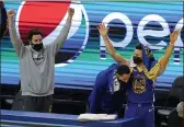  ?? JEFF CHIU — THE ASSOCIATED PRESS ?? Injured Golden State Warriors guard Klay Thompson, from left, celebrates with Juan Toscano-Anderson and Stephen Curry during the second half against the Cleveland Cavaliers in San Francisco on Feb. 15.