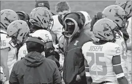  ?? JOHN J. KIM/CHICAGO TRIBUNE ?? Illinois coach Lovie Smith talks with his players and fellow coaches during the second quarter Saturday against the Northweste­rn at Ryan Field in Evanston.