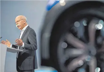  ?? FOTO: DPA ?? Der Vorstandsv­orsitzende der Daimler AG, Dieter Zetsche, sagte, in den nächsten Jahren werde der Autobauer zehn Milliarden Euro in seine Elektroflo­tte investiere­n.