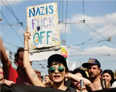  ?? Foto: RubyImages/Marcus Golejewski ?? Proteste begleitete­n den Marsch der Neonazis von Friedrichs­hain zum Bahnhof Lichtenber­g.