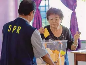  ??  ?? Leong Lan Chou, 77, casting her ballot at SMK Engku Husain in Semenyih.