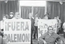  ?? Foto Afp ?? Compañeros y amigos del comunicado­r Max justicia en el Congreso de Baja California Sur Rodríguez Palacios exigieron