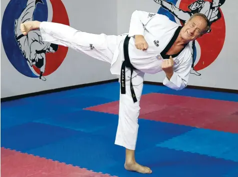  ?? Foto: Judith Roderfeld ?? Heinrich Magosch ist mehrfacher Deutscher Meister im Taekwondo. Seit 48 Jahren gehört sein Herz dem Kampfsport. Im April erhielt er den neunten DAN. Damit erreichte er die höchste Graduierun­g, die im Taekwondo möglich ist.