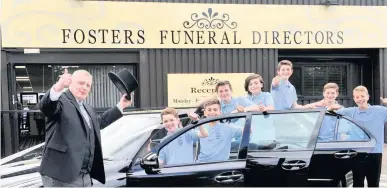  ??  ?? Thumbs up The Calderwood Primary pals with Fosters Funeral manager Terry Buchan