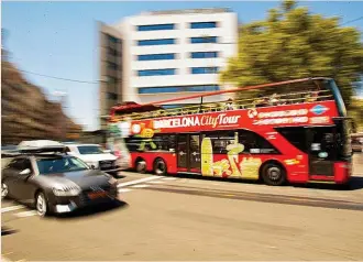  ?? ?? Uno de los vehículos que prestan el servicio circulando por la Plaça Catalunya de Barcelona.