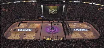  ?? FOTO: AFP ?? Minuten der Trauer und des Gedenkens standen am Beginn der neuen Eishockey-Ära: Vor dem ersten NHL-Heimspiel der Vegas Golden Knights schwiegen Spieler und Zuschauer zu Ehren der Opfer vom 1. Oktober.