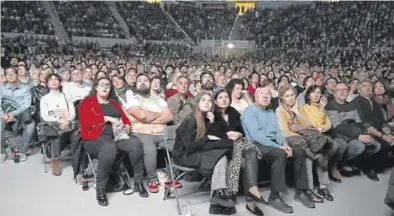  ?? ÁNGEL DE CASTRO ?? El público esperó paciente a que el músico apareciera en el escenario.