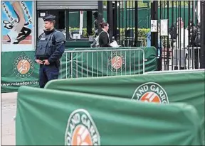  ??  ?? Le stade de Roland-Garros est sécurisé pour le tournoi.