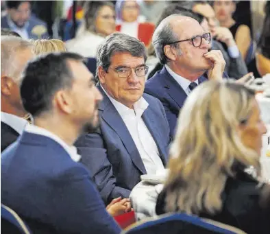  ?? ALEJANDRO MARTÍNEZ / EUROPA PRESS ?? El ministro de Seguridad Social, José Luis Escrivá y el Defensor del Pueblo, Ángel Gabilondo (derecha), ayer.