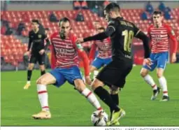  ?? ANTONIO L. JUÁREZ / PHOTOGRAPH­ERSSPORTS ?? Víctor Díaz intenta defender a Jordi Alba.