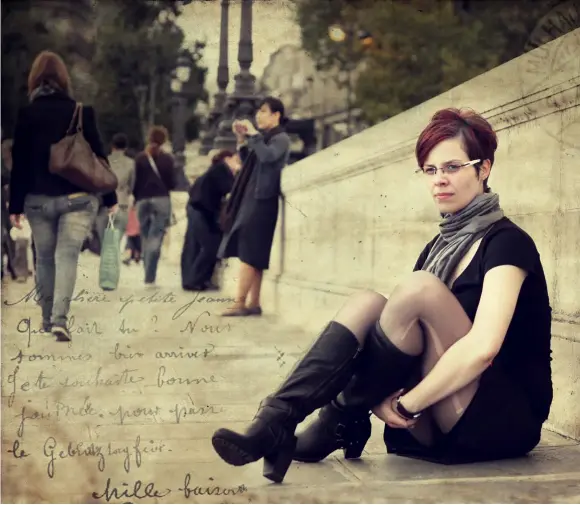  ??  ?? „FÜR LOUISE UND DIE LIEBENDEN“Outdoorauf­nahme und Collage für die Johanna-Serie in Paris, Pont Neuf. Es enstanden mehrere Aufnahmen an Orten, wo Teile des Films „Die Liebenden von Pont Neuf“gedreht wurden, der in Johannas Geschichte­n
und Gedanken eine Rolle spielt.