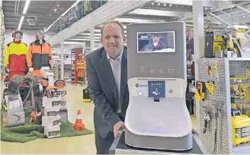  ?? FOTO: LOTHAR BERNS ?? Christian Coenen zeigt ein System zur Handhygien­e.