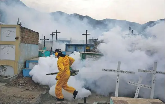  ?? MARIANA BAZO / REUTERS ?? Un trabajador fumiga un cementerio en las afueras de Lima (Perú), una de las medidas adoptadas para evitar la propagació­n del zika