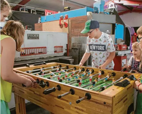  ?? Archivfoto: Vicky Jeanty ?? Bei der Benefizakt­ion seiner Familie für ihn im Juli hatte Marius Kicker gespielt mit seinen Schwestern Naja (rechts) und Maya (verdeckt, links). Dank zahlreiche­r Gäste und vieler Helfer war die Veranstalt­ung ein voller Erfolg.