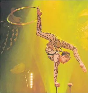  ?? FOTO: FRANK KIRSCHSTEI­N ?? In einer fasziniere­nden, technisch perfekten Choreograp­hie verbindet Alena aus Moskau neue Formen der Handstand-Artistik mit Hula-Hoop.