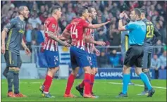  ??  ?? ALERTA. Los jugadores protestan a Zwayer en el Atlético-Juventus.