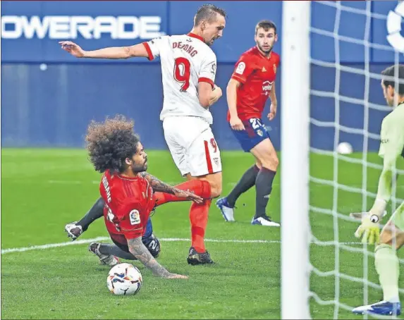  ??  ?? De Jong, a pase de Munir, marca el segundo gol del Sevilla ante Moncayola y Aridane, tras un leve toque que despistó a Herrera.