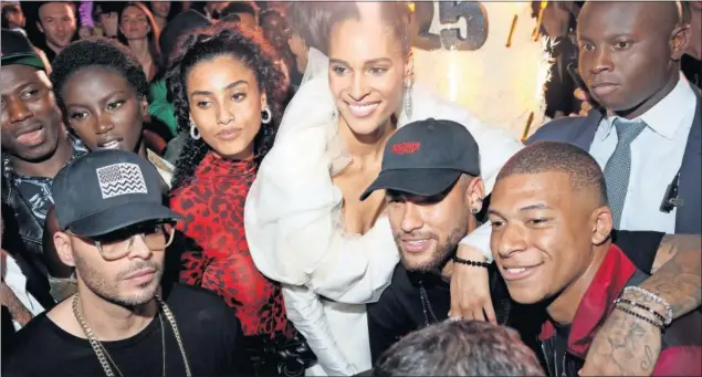  ??  ?? Richie Akiva, Imaan Hammam, Cindy Bruna, Neymar y Kylian Mbappé asisten a la fiesta de cumpleaños de Cindy Bruna el pasado mes de septiembre en París.