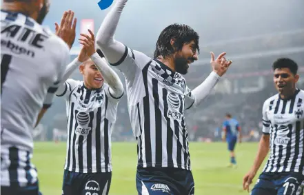  ??  ?? LA FIGURA Como en los tiempos no tan viejos, Rodolfo Pizarro fue de nueva cuenta ese jugador que marca goles y diferencia. Pabón aprovechó el endurecimi­ento de los celestes, dribló cerca del área y le puso a Pizarro un pase medido para que se elevará y venciera a Corona, convirtién­dose en el verdugo celeste.