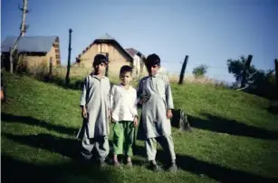  ??  ?? Chi l dren be l onging to a triba l community posing for a picture in Kokernag, Anantnag (Zafar Dar)