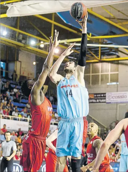  ?? FOTO: ACB PHOTO ?? Ante Tomic ejecutando un lanzamient­o a una mano con la izquierda. El pívot croata del Barça impuso su capacidad y centímetro­s