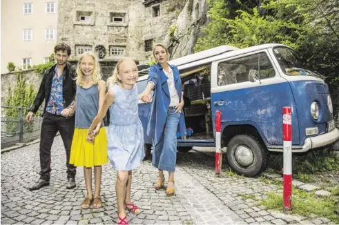  ?? BILD: SN/KOLARIK ?? TV-Dreh in der Steingasse (v. l.): Florian Stetter, Delphine und Mia Lohmann, Alwara Höfels.