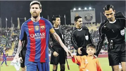  ??  ?? ENCUENTRO. Messi con Murtaza Ahmadi en un partido del Barcelona en Catar; el niño había cumplido su sueño de conocer al ídolo.