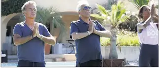  ??  ?? Zen attitude au bord de la piscine avec Gérard Darmon qui, comme Dany Brillant et Philippe Lellouche, fait partie des amis invités à participer au tournage à Ramatuelle.