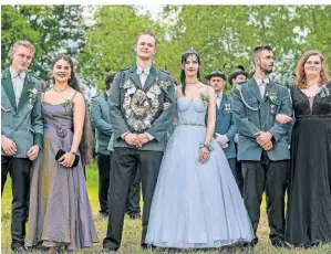  ?? FOTO: ARNULF STOFFEL ?? Das neue Königspaar des JSV Hünxe: Nils Bergenthun und Caroline Müller (Mitte) mit ihren Ministerpa­aren.
